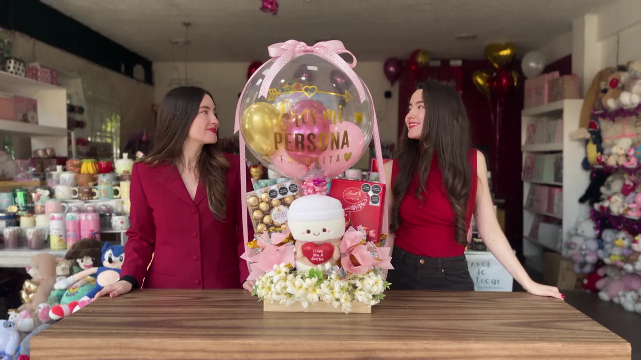 María Consuelo y Ana Lucía creando un arreglo Maracuyá en tienda
