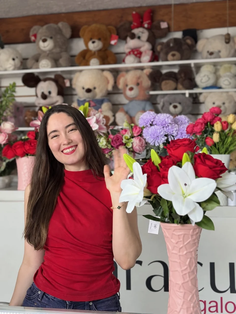 Cliente satisfecha junto a un arreglo floral de Maracuyá