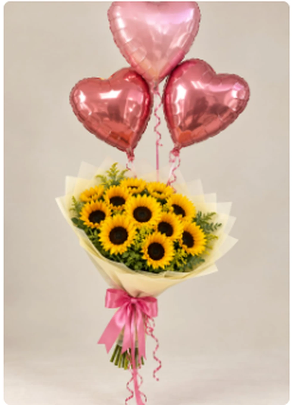Ramo de girasoles con globos de corazón